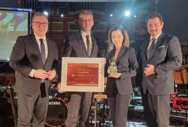Zdjęcie do Gospodarczo- Samorządowy Hit Region&oacute;w 2022. Wśr&oacute;d laureat&oacute;w firma BARKAM s.c Jolanta Stalka, Damian Stalka, Bartosz Stalka z Białośliwia.