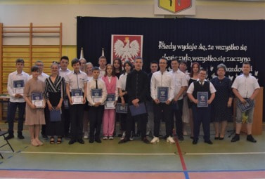 Zdjęcie do &Oacute;smoklasiści absolwentami szkoły podstawowej.