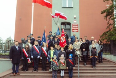 Zdjęcie do Uroczyste podniesienie flagi państwowej na maszt przy Urzędzie Gminy w Białośliwiu.